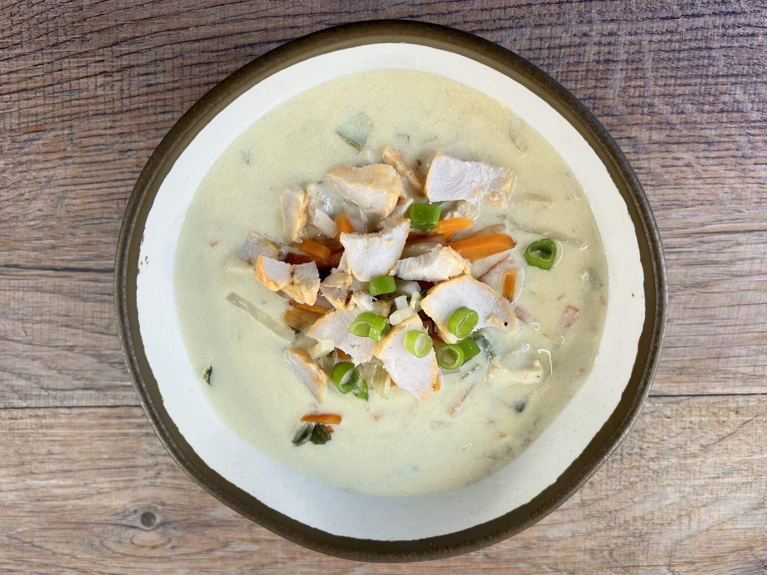 Indische Curry-Creme-Suppe mit Hähnchenfleisch - 1L | Partyservice Gabriel