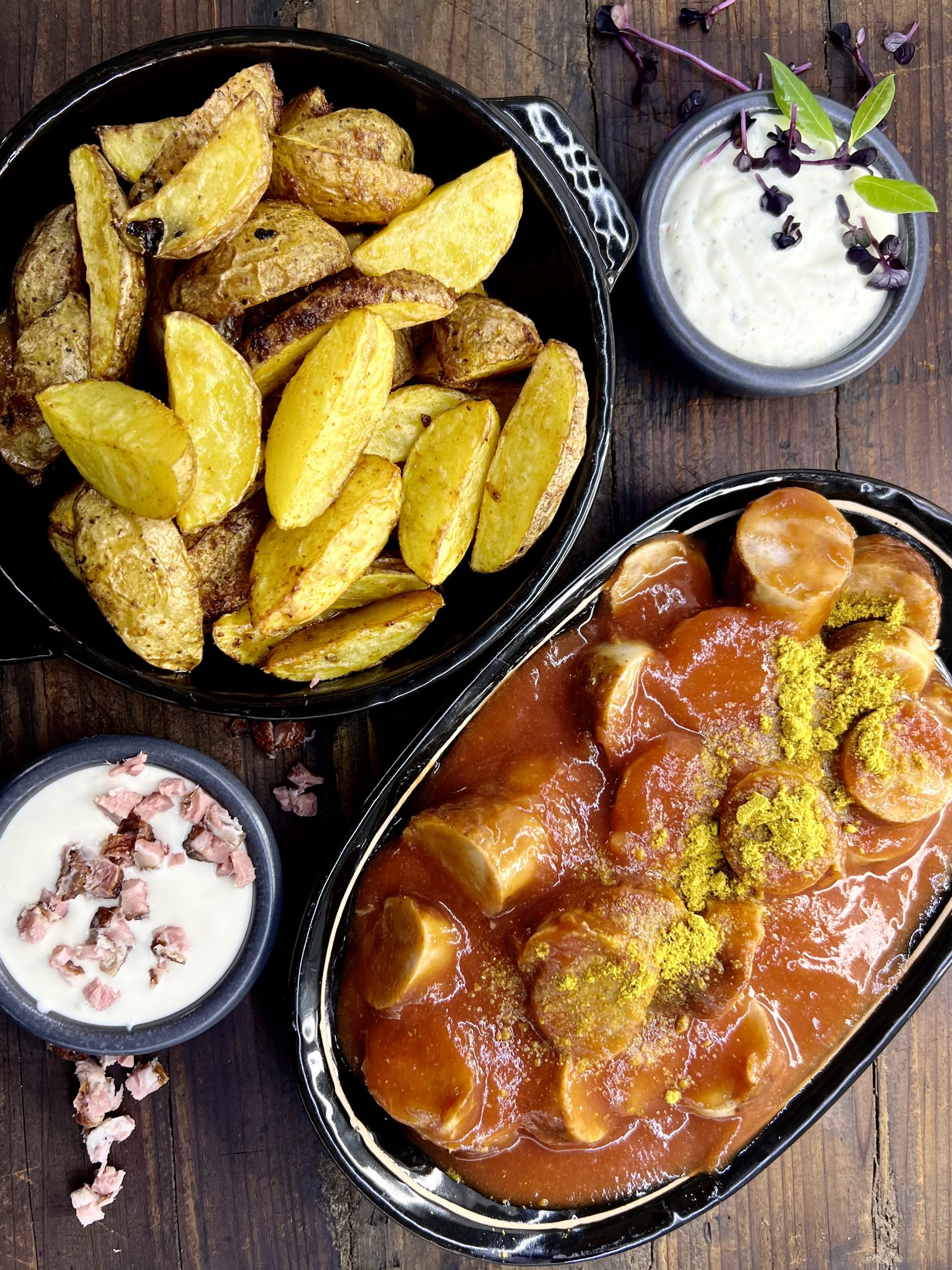Vegetarische Currywurst-Pfanne mit Kartoffelecken und Saucen - Ab 10 ...