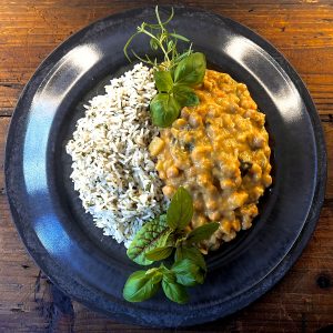 Veganes Curry mit Kichererbsen und Kräuterreis