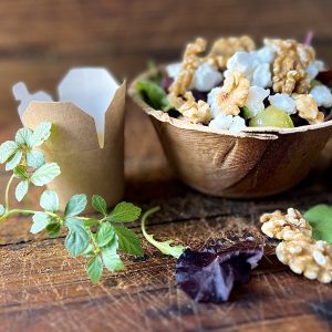Wildkräutersalat Bowl mit Trauben, Walnuss und Ziegenkäse - Einweg