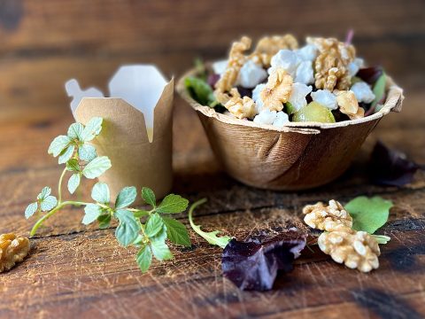 Wildkräutersalat Bowl mit Trauben, Walnuss und Ziegenkäse - Einweg